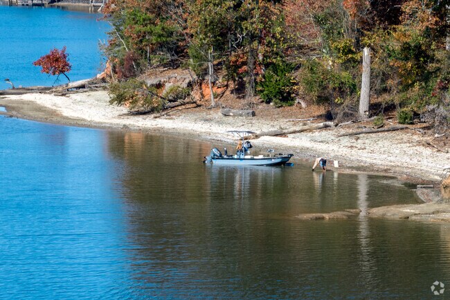 Palisades locals have easy access to Lake Wylie for fishing and boating.