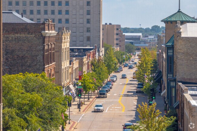 Stevens Park residents have numerous shopping and dining options along Main St.