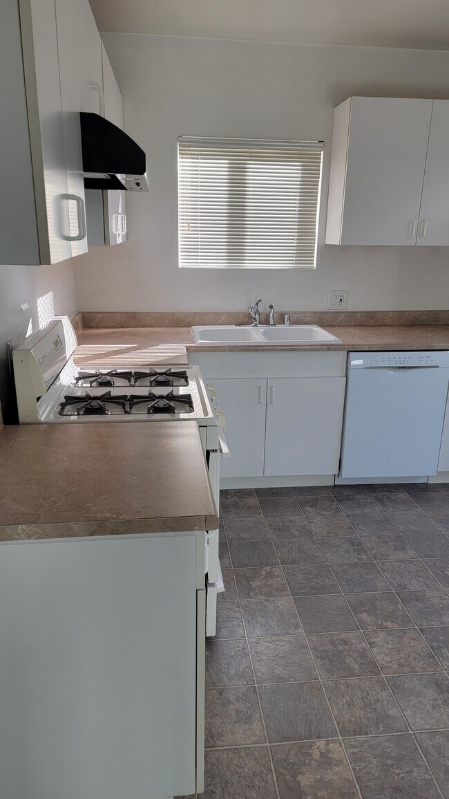 2204 Aviation Way unit North Redondo  Rear, Redondo Beach, CA 90278 - photo 3