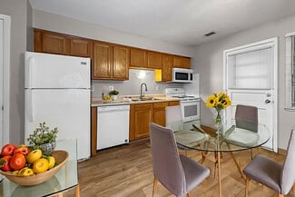 708 13th St, West Des Moines, IA 50265