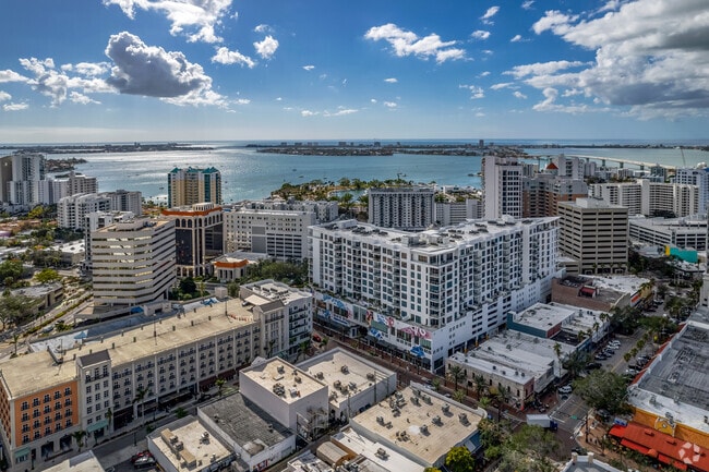 Living in lake Sarasota means your not far from downtown Sarasota for night life & shopping.