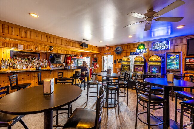 Misfits Pub & Grub offers great bar food and nightly live music close to Chesterfield.