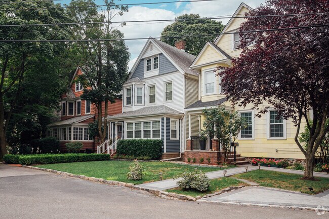 A single-family property in Silver Lake typically range between $680,000 and 1.1 million.