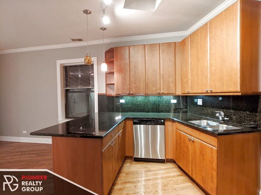 624 W Roscoe St unit 2, Chicago, IL 60657 - photo 1