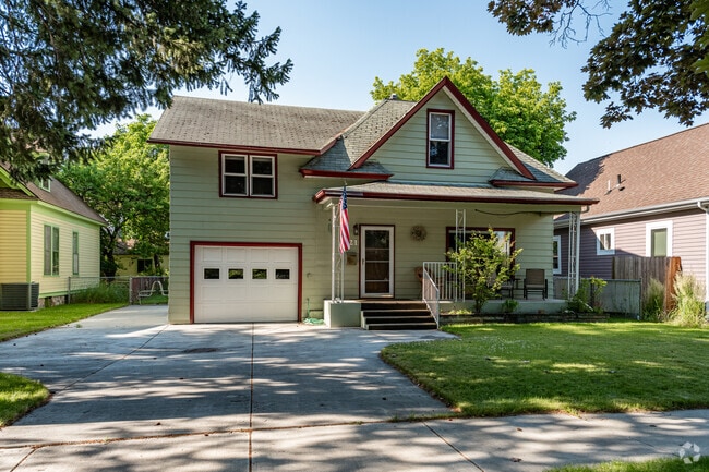 Most commonly found homes in Riverfront are Craftsman style.