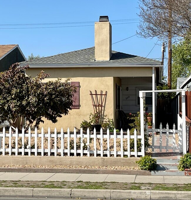 3011 W Chandler Blvd, Burbank, CA 91505