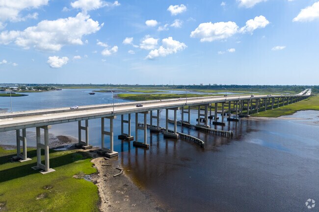 A bridge over the Intracostal Waterway connects the Ponte Vedra Beach neighborhood .