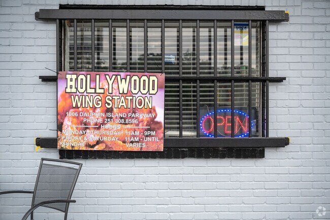 In Riviera you can enjoy Hollywood Wing Station many flavors and award winning cooking.