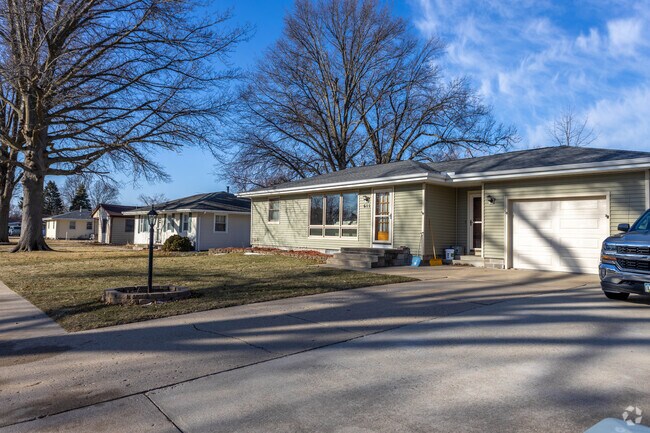 Ranch-style homes line the cozy streets of Indianola.