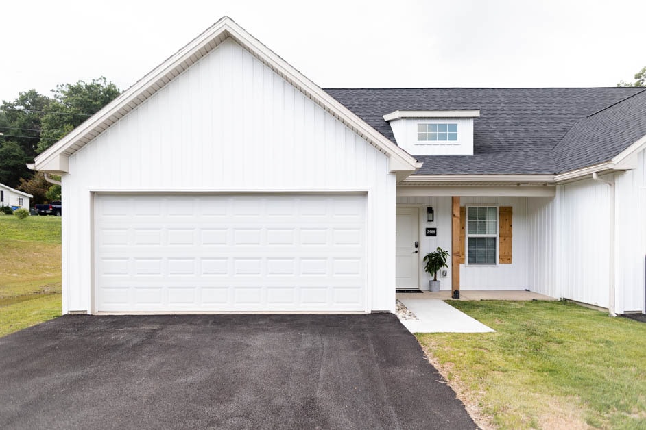 2585 Emma Ln, York, PA 17406 - photo 1