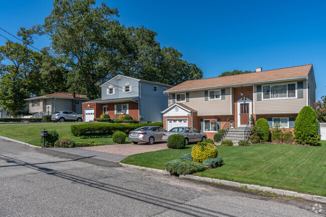 A row of ranch style homes in Ronkonkoma.
