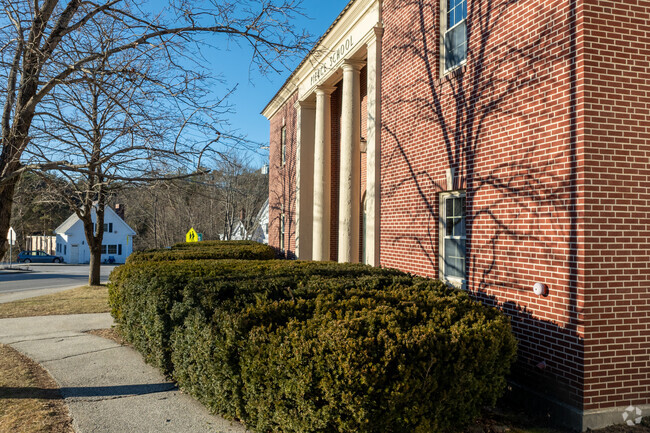 Pierce Elementary School is a public school in Manchester.