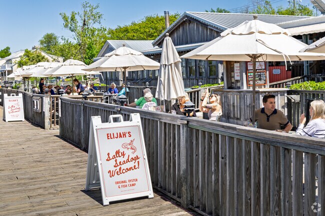 Locals from Carolina Heights have a multitude of lunch options nearby.