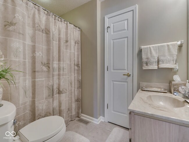 825 Bayside Dr, Greenwood, IN 46143 - photo 2