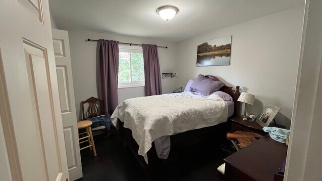 127 S Jordan St unit Larger Upstairs Bedr, Alexandria, VA 22304 - photo 4