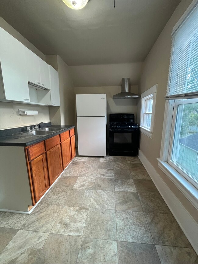 Gas Range/Fridge Included