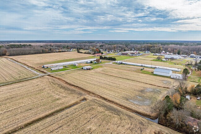 The rural farmland of Parsonsburg gives the area a quiet feel.