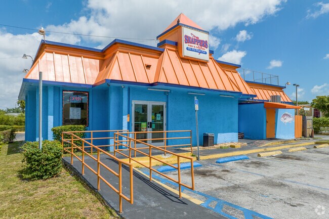 Snappers Fish and Chicken is a perfect spot for lunch in Gladeview.