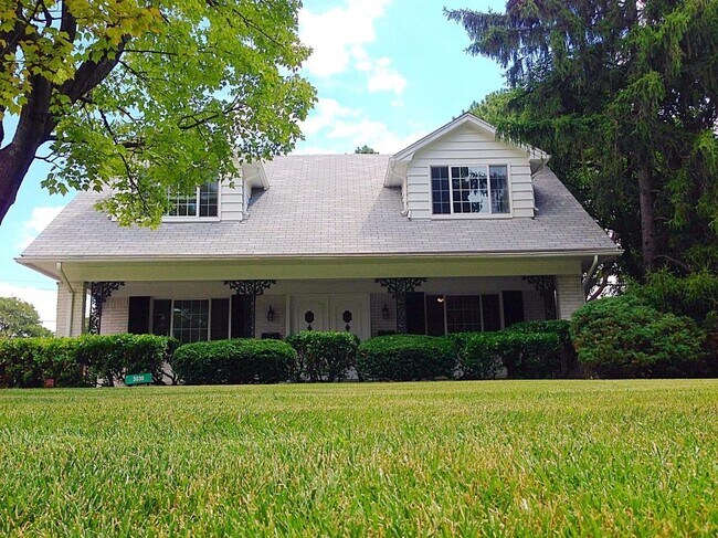 3030 Hardale Blvd unit 2 Upper, Ottawa Hills, OH 43606 - photo 2