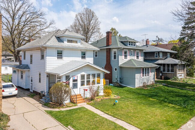 American Foursquare homes are common across Lansing’s Eastfield area.