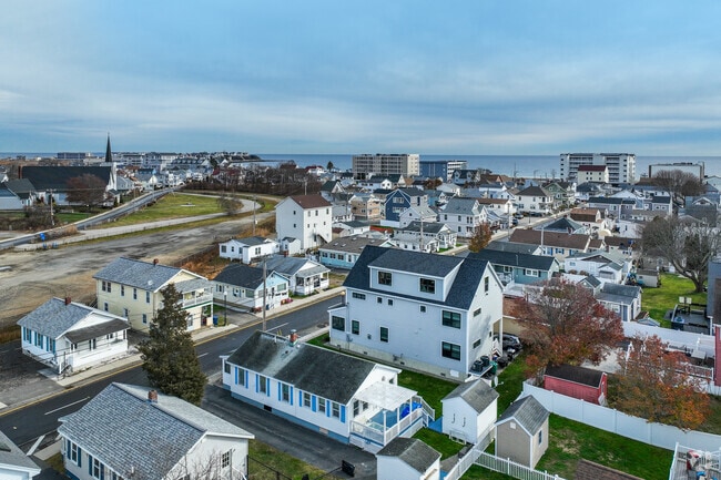 Hampton Beach offers ocean views, lively boardwalks, and golden sunsets.