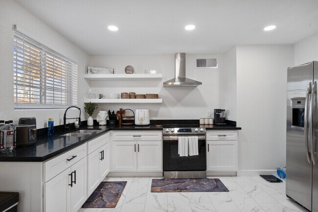 3023 N 40th Ln unit ID1244329P, Phoenix, AZ 85019 - photo 7