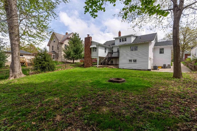 1215 Mt Pleasant St, Dubuque, IA 52001 - photo 3