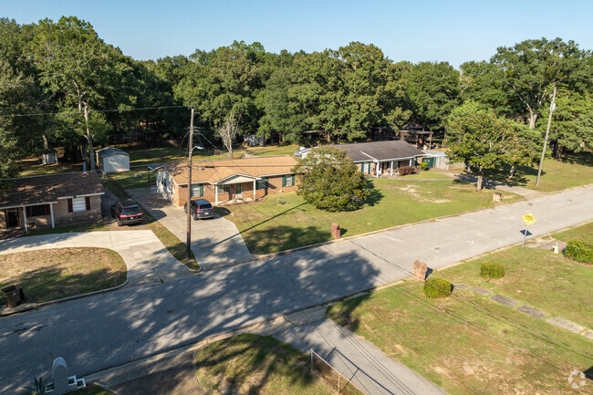 Most of the homes in Forest Highland have large front yards with long driveways.