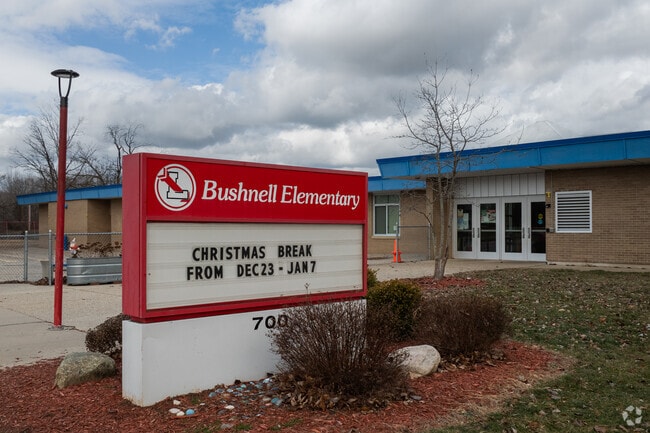 Bushnell Elementary School, Sign.
