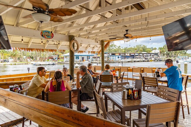 Relax under the lazy fans and enjoy lunch while watching the boats float by in Homosassa.