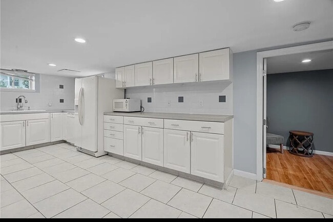 Full kitchen (includes microwave and dishwasher)