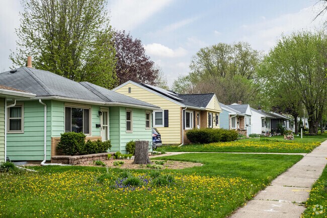 Single-story ranch houses of various styles are the most commonly seen in Sherman.