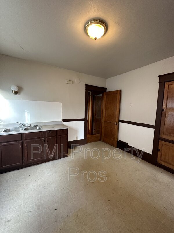 2566 N 41st St, Milwaukee, WI 53210 - photo 6
