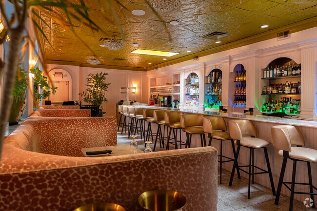 La Dolce Vida in Palmer Woods serves fresh Italian cuisine and has live music on the weekends.