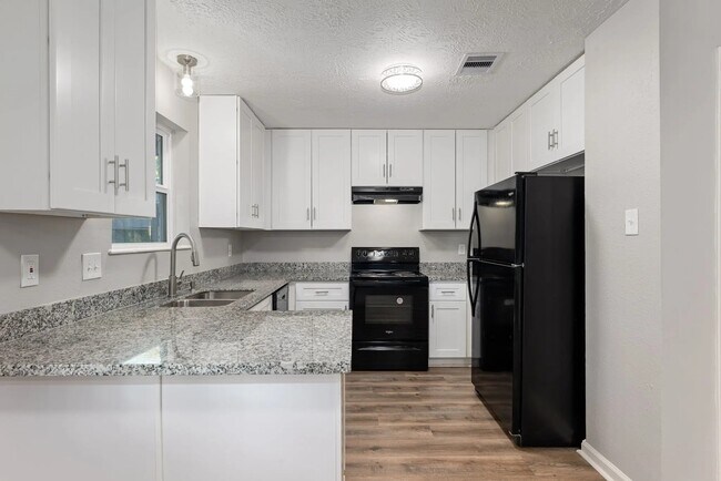 9806 Thrush St, La Porte, TX 77571 - photo 7