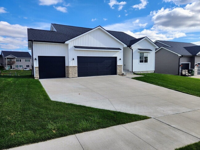 1603 Red Cedar Ln, Granger, IA 50109 - photo 2