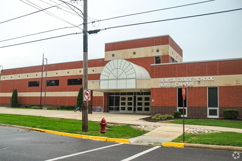 Seneca Grade School serves students in the Lasalle County community.