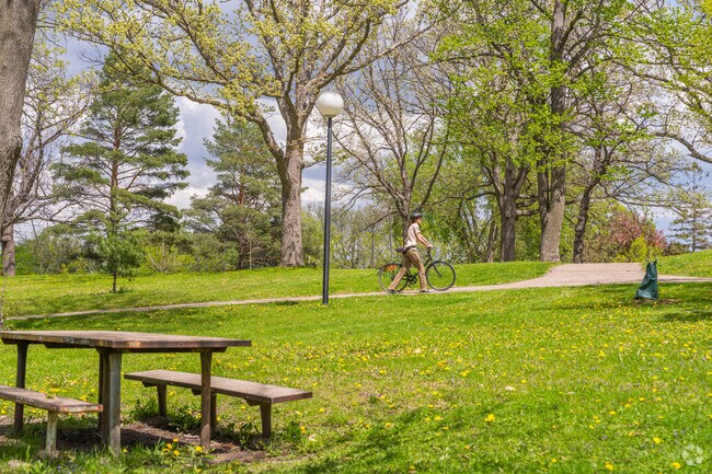 Deming Heights Park has picnic tables.