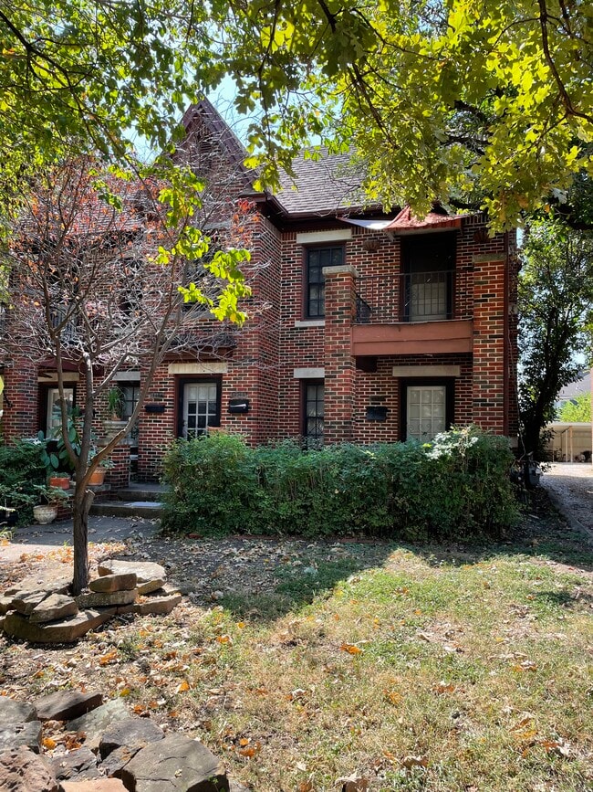 5936 1/2 Upstairs Right