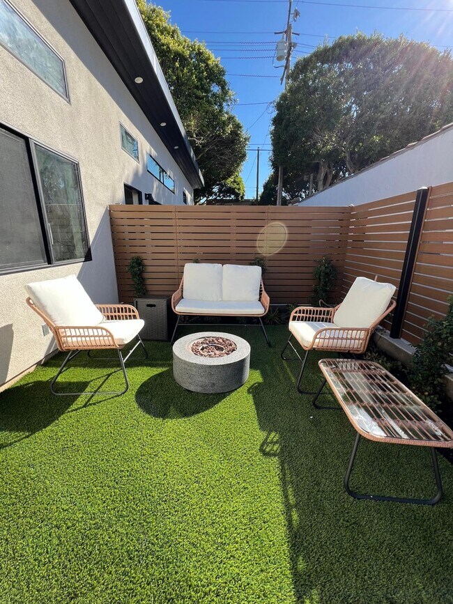 233 Ashland Ave unit I, Santa Monica, CA 90405 - photo 4