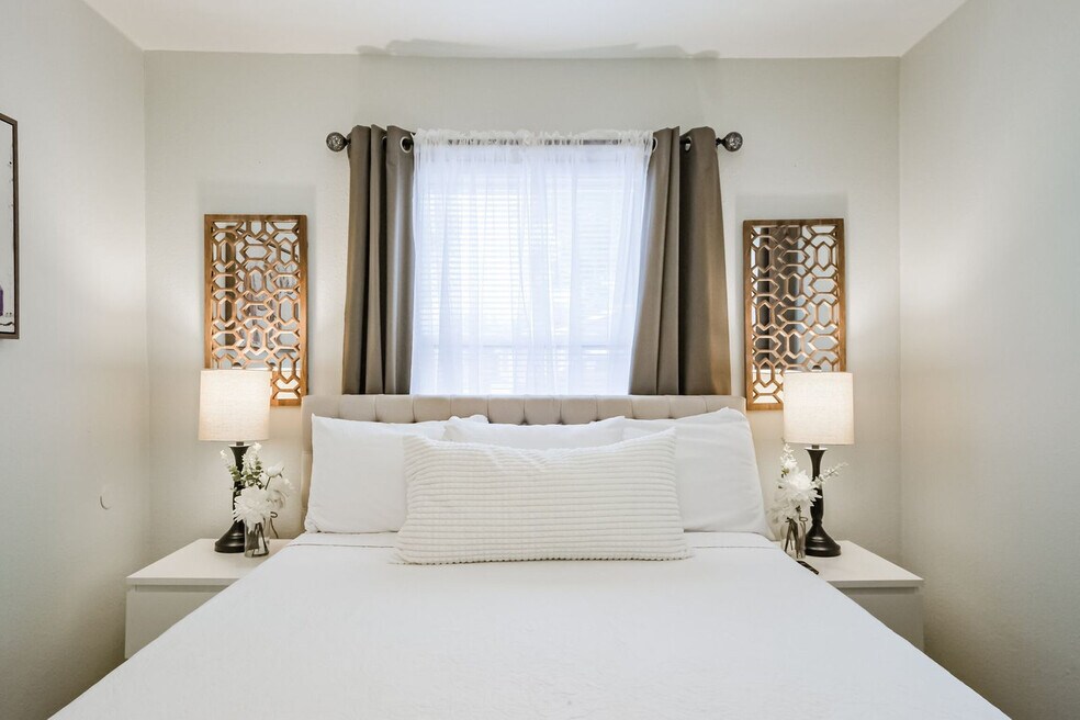 1327 W 21st St unit ID1316404P, Houston, TX 77008 - photo 1