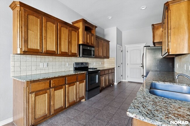 941 NE 30th St, Moore, OK 73160 - photo 4