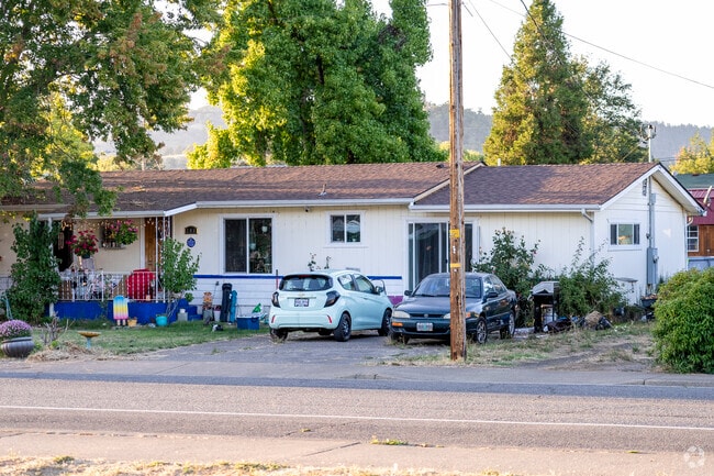 A peaceful haven in Oregon’s countryside with stunning views all around.