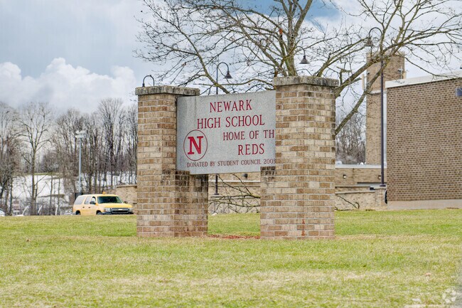 Newark Senior High School has 602 students in grades 9-12 with a student to teacher ratio of 10 to 1