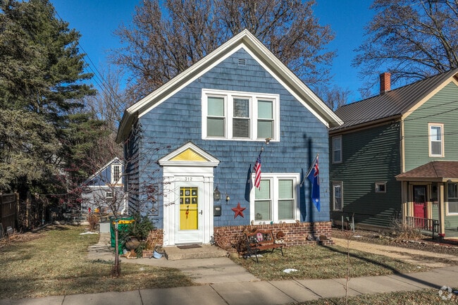 Foursquare homes from the early 1900's are very common in Stillwater.
