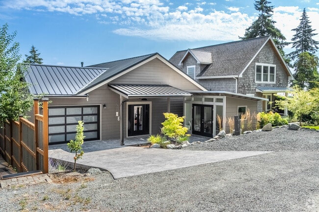 Most homes in Freeland are seaside residences and close to nature.