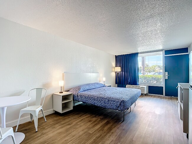 4645 N Socrum Loop Rd unit King Room, Lakeland, FL 33809 - photo 6