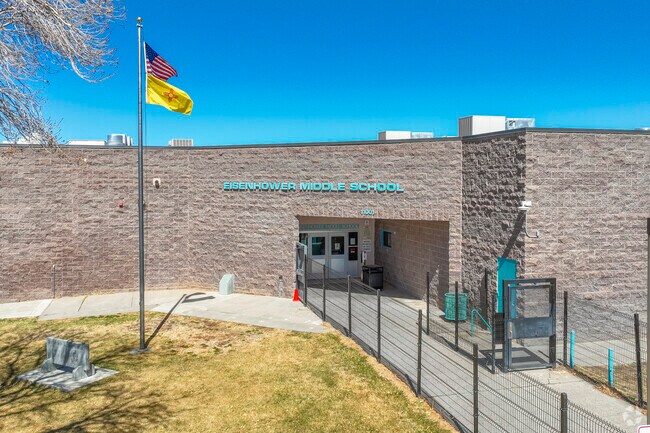 Eisenhower Middle School receives an A- from Niche.