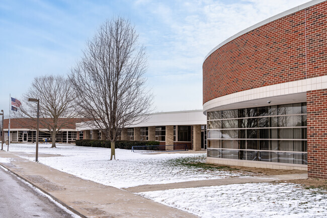 Algonac Junior/Senior High School, Rankings & Reviews - Homes.com