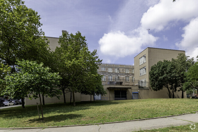 Longwood Preparatory Academy has 354 students in grades 9-12.